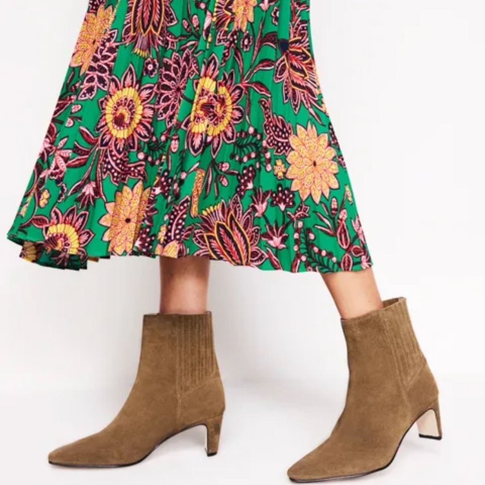 Back Panel Heeled Ankle Suede Boots